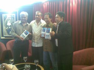 Pak Taufiq, Pak Chappy, Kang Pepih, dan Pak Efendy berfoto bersama