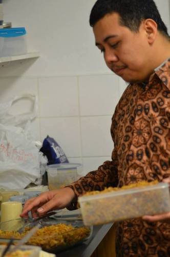 Mas-mas yang pakai batik itu namanya Fajri, Chef dari Indonesia