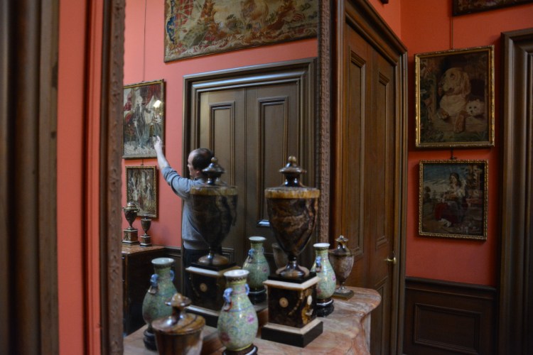 Kalo ada yang bilang dinding bisa mendengar, nah diruangan ini hal tersebut bisa terjadi, terdapat pintu rahasia diantara dinding luar dan dinding dalam, dimana semua pembicaraan bisa didengar dari ruang tersebut (taroada)