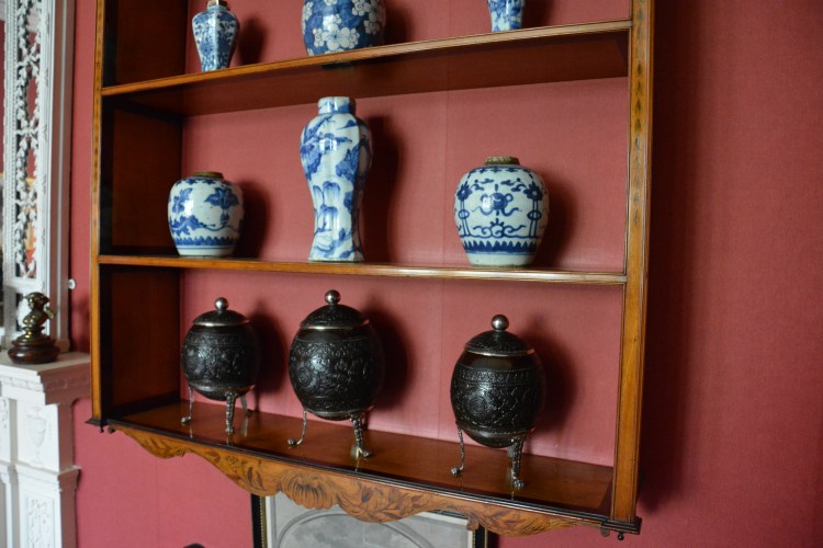 Bentuknya seperti Kakao dari Indonesia, karena memang demikianlah adanya, waktu itu namanya bukan Indonesia masih Hindia Belanda