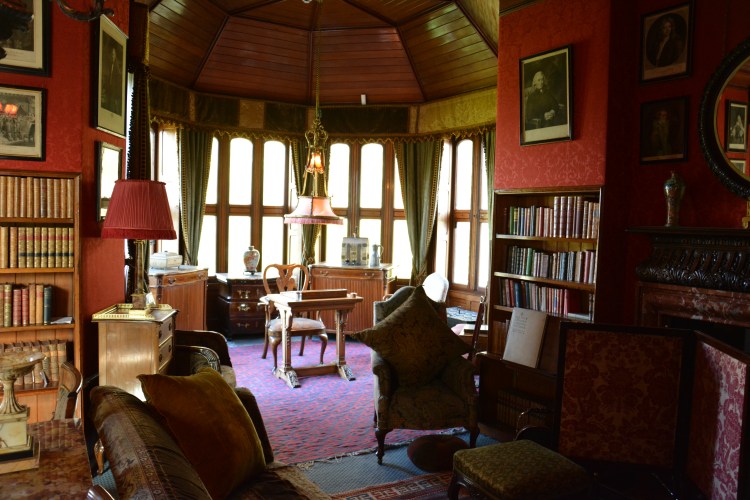 Ini ruang baca pastinya