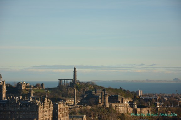 Calton Hill dilihat dari Edinburgh Castle